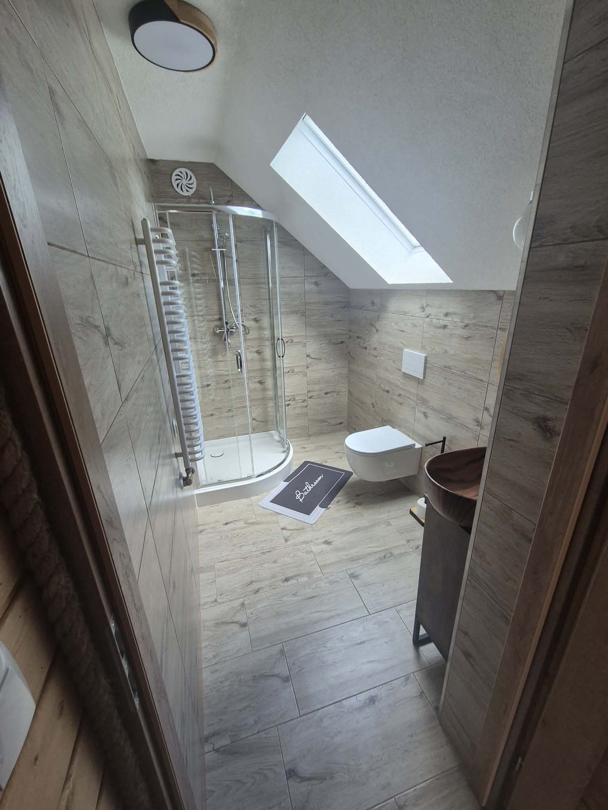 Apartament nr 2 — łazienka z kabiną prysznicową