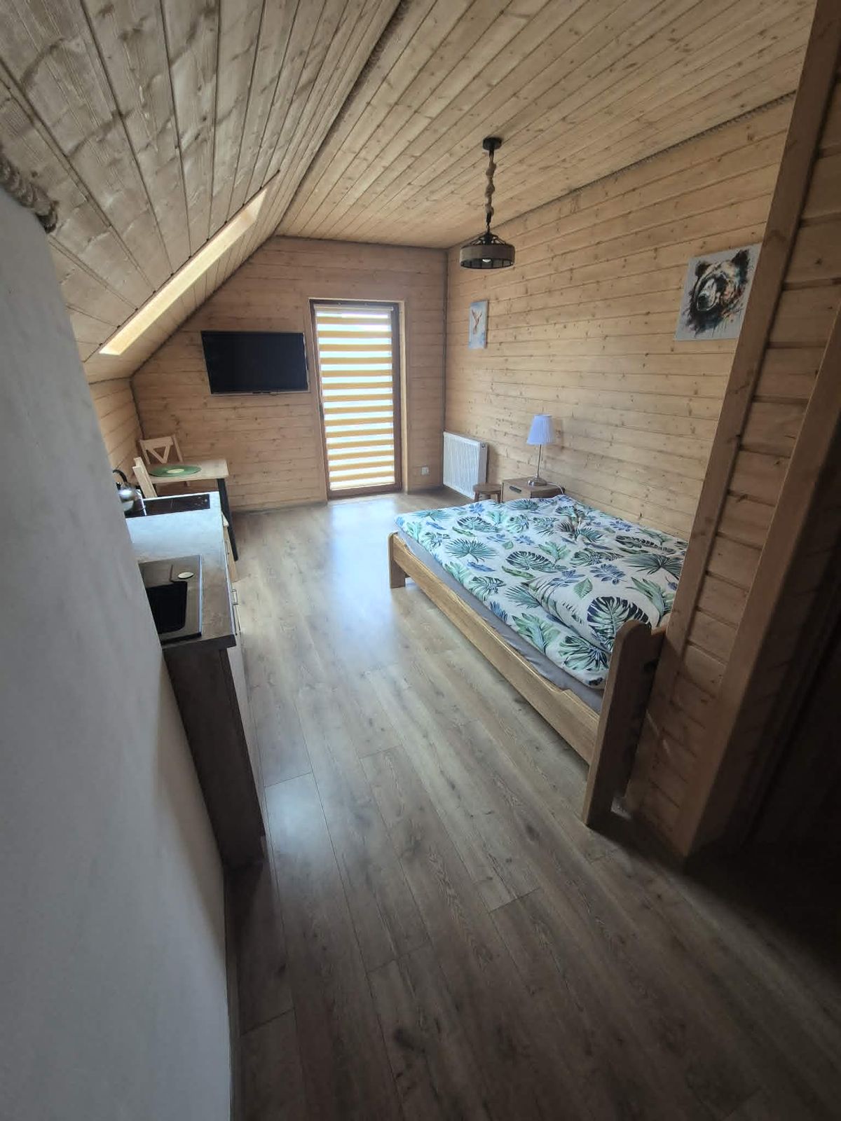 Apartament nr 2 — sypialnia z podwójnym łóżkiem