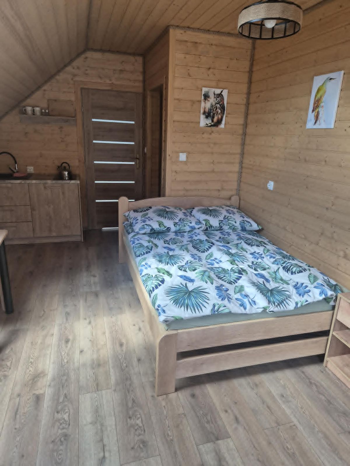 Apartament nr 3 — sypialnia ze stolikiem