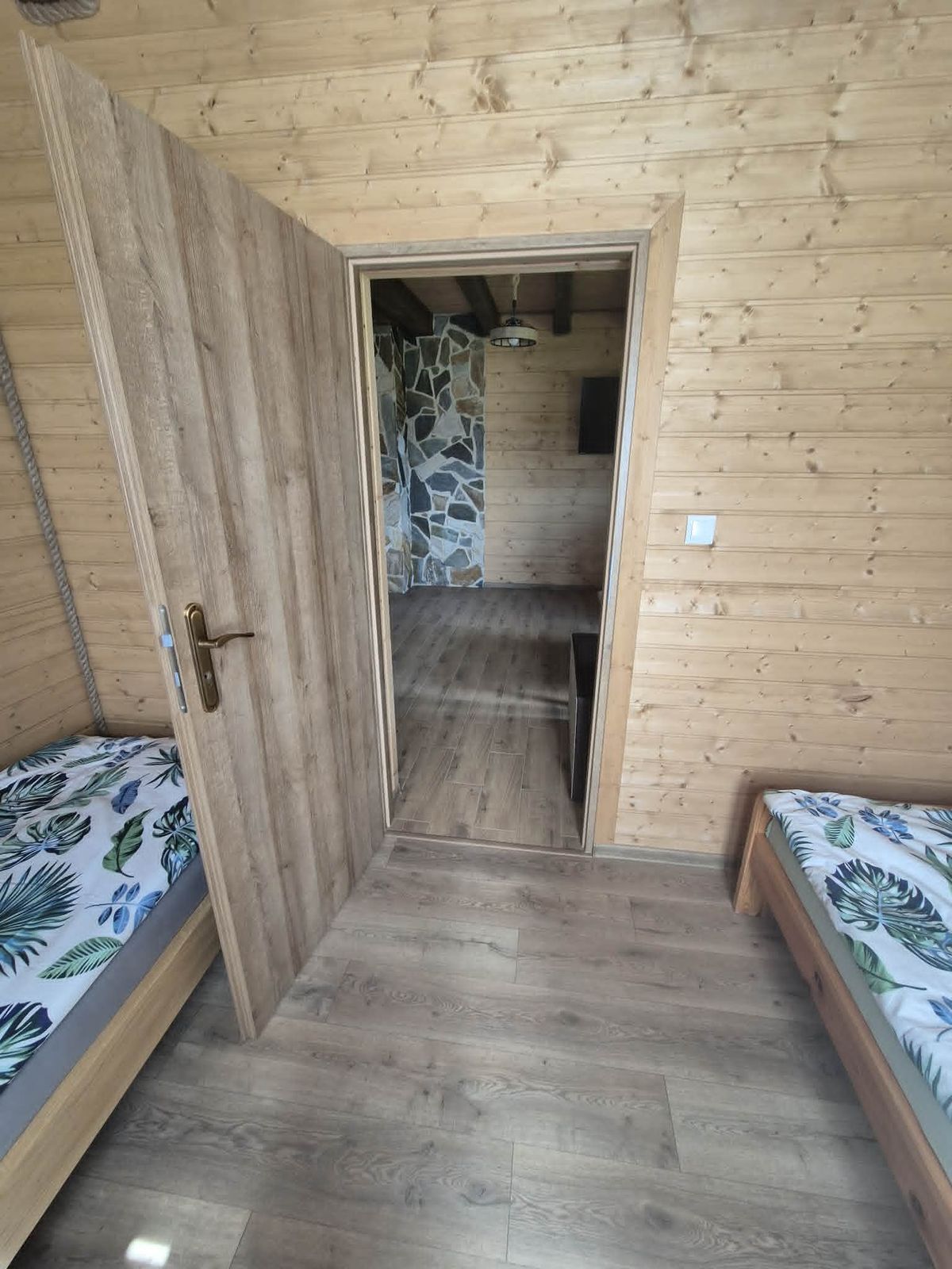 Apartament na parterze — wejście do sypialni