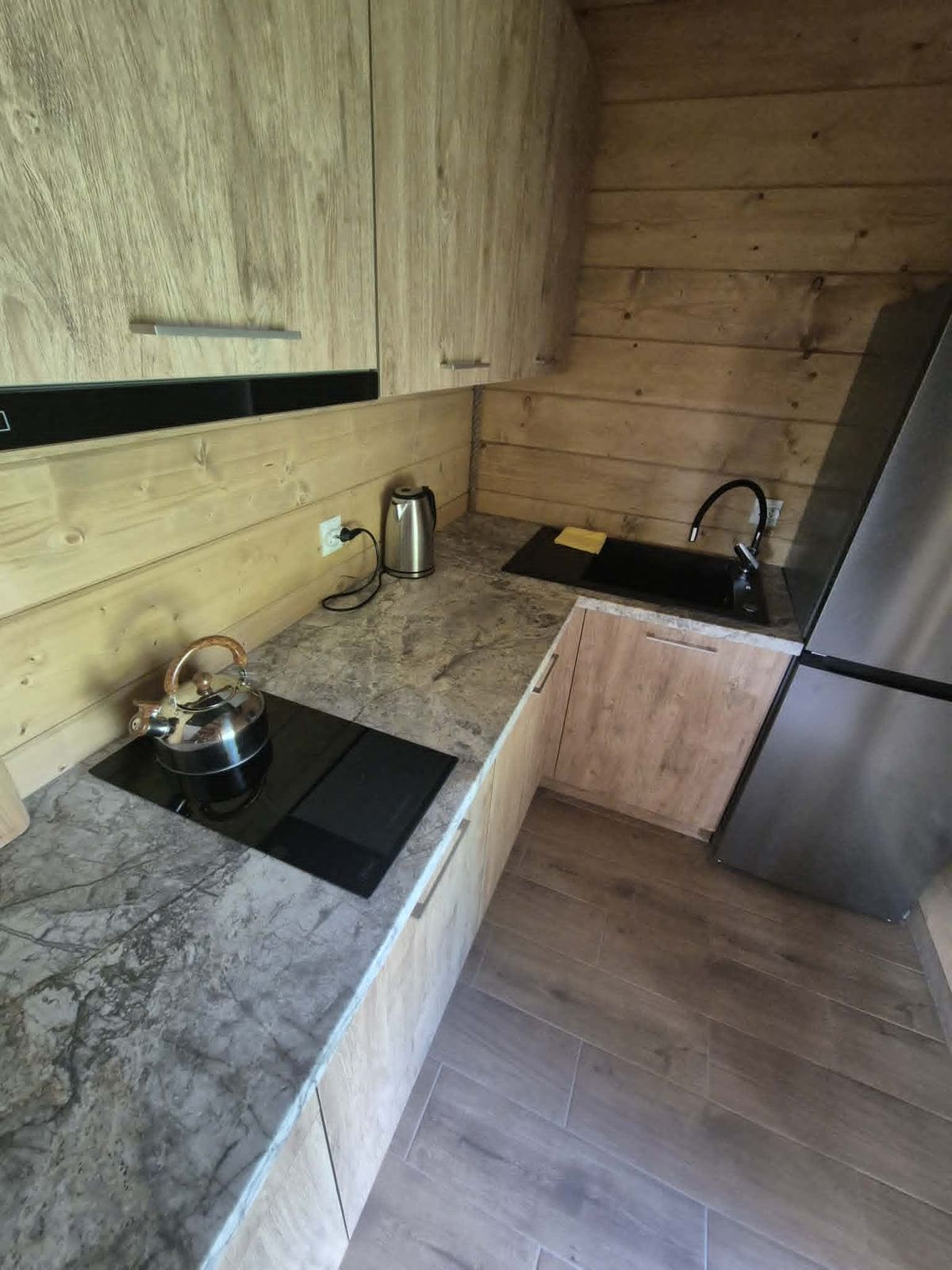 Apartament na parterze — aneks kuchenny, inne ujęcie