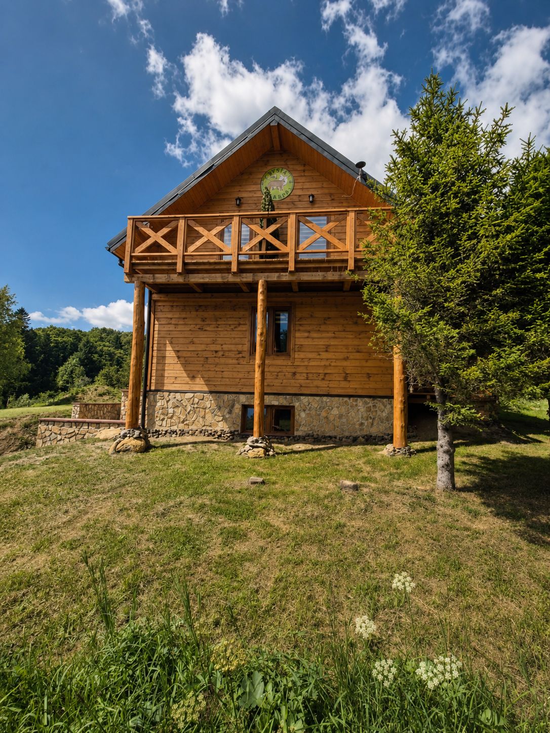 Rysia Skarpa latem, widok z ogrodu