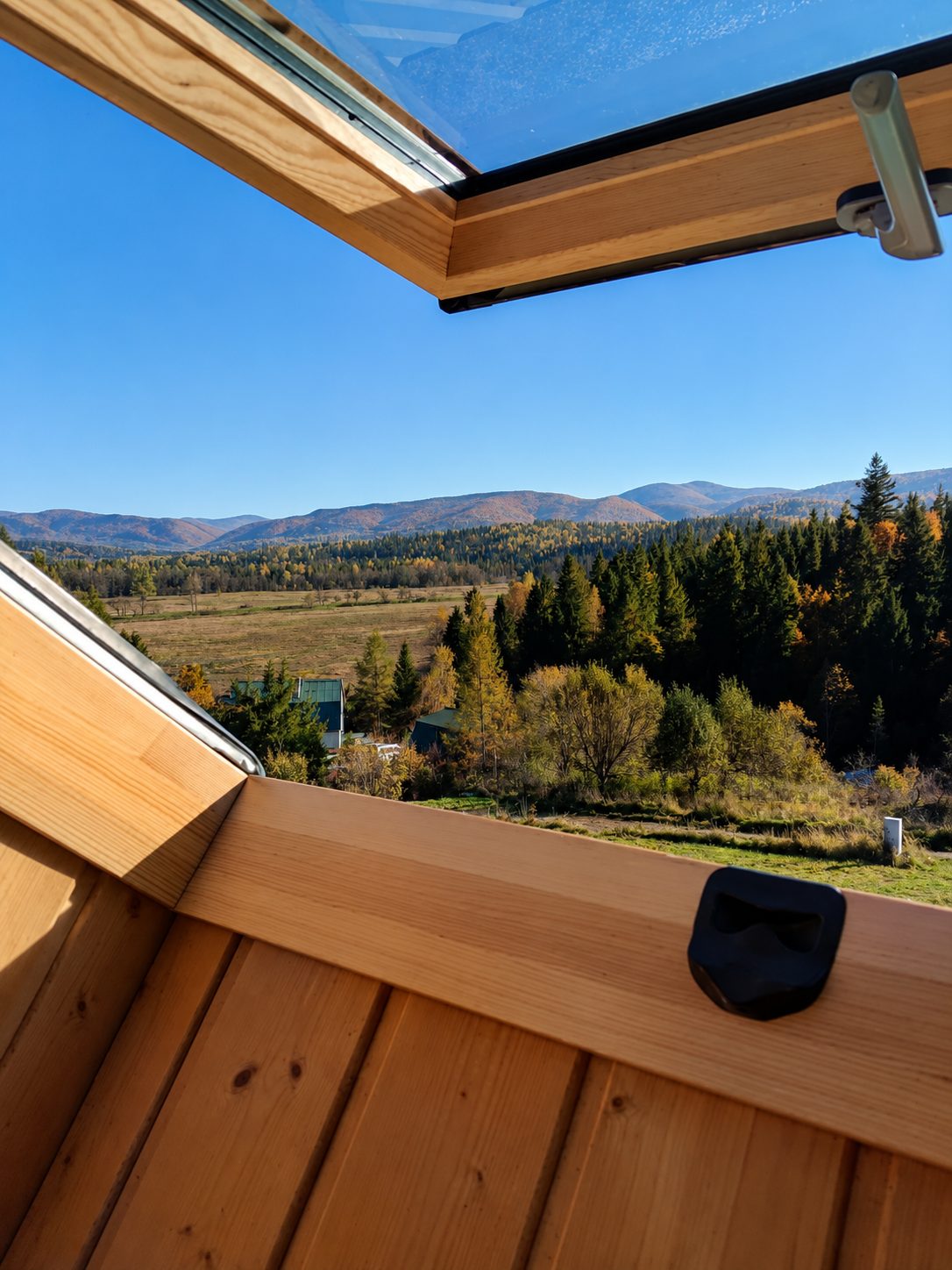 Widok na Bieszczady spod dachu, jesienią