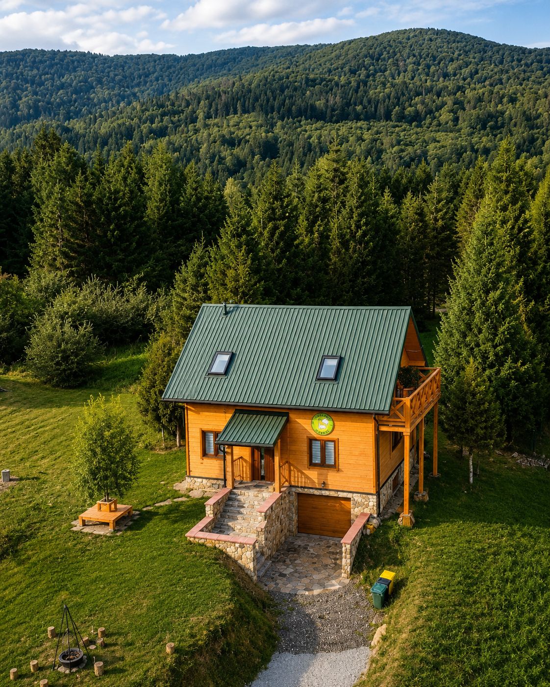 Domek w otoczeniu lasu iglastego