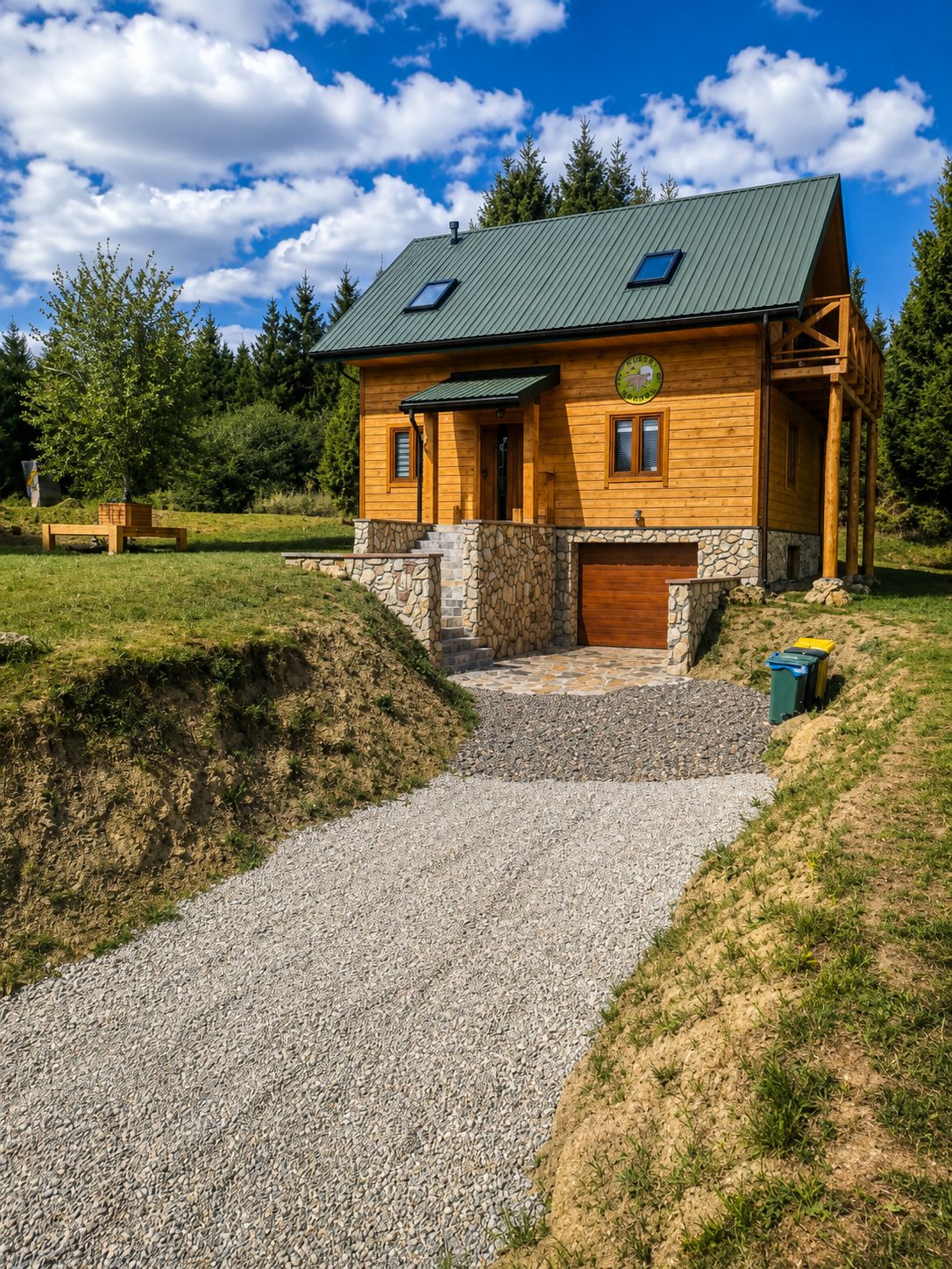 Rysia Skarpa latem, widok od strony podjazdu i kamiennych schodów