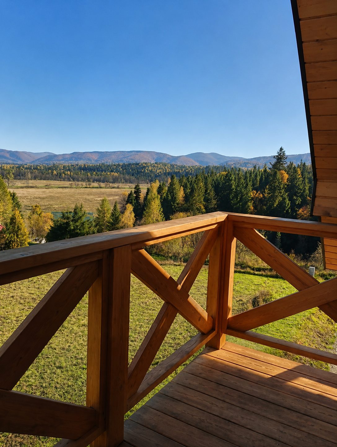 Widok na dolinę i Bieszczady z tarasu na piętrze
